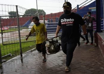 Lapangan Tergenang Air, Bupati Dhito Turun Tangan