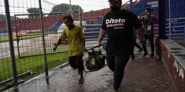 Mas Dhito bantu angkat diesel penyedot air untuk kurangi genangan air di lapangan Stadion Brawijaya. Foto: Ist