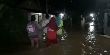 Warga Desa Sonopatik harus mengungsi akibat banjir. Foto: Bacaini/Asep Bahar