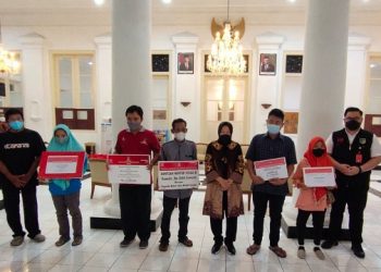 Mensos Risma dan Mas Dhito Serahkan Bantuan Atensi
