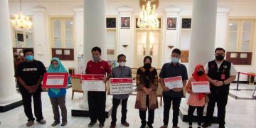 Mensos Risma bersama Bupati Dhito berikan bantuan atensi di Pendopo Panjalu Jayati. Foto: Bacaini/AK.Jatmiko