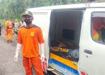 Korban hanyut di Dam Sumbersuko, Desa Tunglur dievakuasi tim gabungan. Foto: Bacaini/AK.Jatmiko