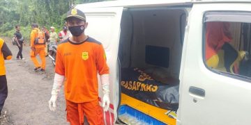 Korban hanyut di Dam Sumbersuko, Desa Tunglur dievakuasi tim gabungan. Foto: Bacaini/AK.Jatmiko