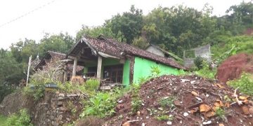 Rumah warga Desa Selopuro, Nganjuk terdampak tanah longsor sudah ditinggal pemiliknya. Foto: Bacaini/Asep Bahar