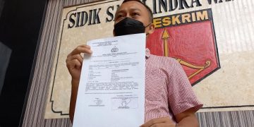 Widianto menunjukkan surat pelaporan yang diserahkan ke Polres Tulungagung. Foto: Bacaini/Setiawan