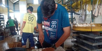 Perajin tahu khas Kediri kurangi jumlah produksi karena harga kedelai melonjak. Foto: Bacaini/AK.Jatmiko