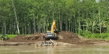 Alat berat yang digunakan penambang pasir ilegal di Sungai Brantas Tulungagung. Foto: PPLH Mangkubumi.