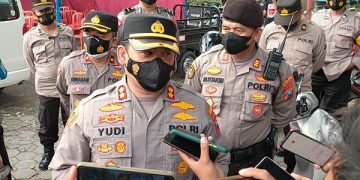 Kapolres Kediri Kota, AKBP Wahyudi bersama anggota di Stadion Brawijaya Kediri.