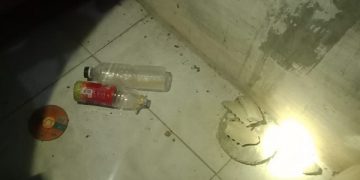 Barang bukti miras oplosan yang tertinggal di TKP diamankan polisi. Foto: Bacaini/Rusdi