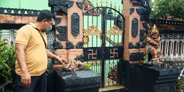 Patung penjaga Pura Joyo Amijoyo yang mengalami kerusakan. Foto: Bacaini/AK.Jatmiko