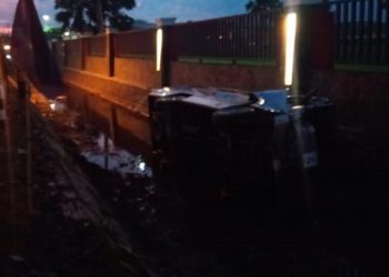 Tabrak Mobil Pikap, Minibus Tercebur ke Selokan