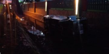 Minibus tercebur ke selokan setelah bersenggolan dengan mobil pikap. Foto: Ist