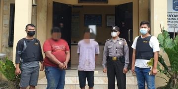 Dua pelaku pencurian tiang telepon milik Telkom saat diamankan di Polsek Perak. Foto: Bacaini/Syailendra