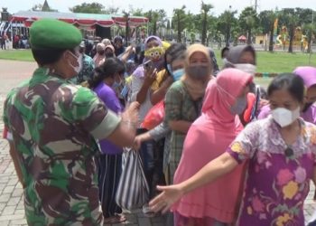 Ratusan Emak-Emak di Jombang Berebut Sembako Murah