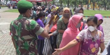 Antrian panjang operasi pasar murah di Jombang. Foto: Bacaini/Syailendra