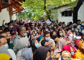 Ribuan Warga Kota Kediri Berjubel Demi Bantuan Tunai