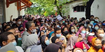 Ribuan orang antre pencairan bantuan tunai di Kantor Pos Kediri. Foto:Bacaini/Ak.Jatmiko