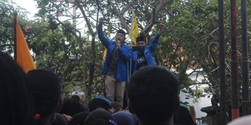 Ratusan massa aksi PC PMII Tulungagung memadati kantor DPRD Tulungagung. Foto: Bacaini/Setiawan