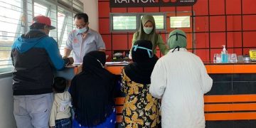 Proses penyaluran BPNT secara tunai di kantor Pos Blitar. Foto: Bacaini/Hadi