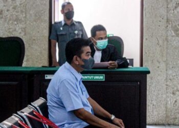 Terdakwa Basroni,  anggota DPRD Tulungagung menjalani sidang tuntutan. Foto: Bacaini/Setiawan