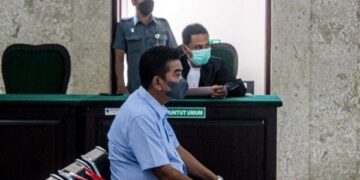 Terdakwa Basroni,  anggota DPRD Tulungagung menjalani sidang tuntutan. Foto: Bacaini/Setiawan