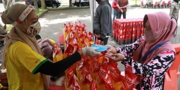 Operasi pasar minyak goreng murah di halaman Gedung Serba Guna Rato Ebuh Bangkalan. Foto: Bacaini/Rusdi