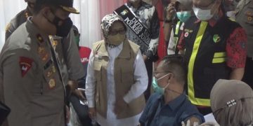 Wakapolda Jatim saat mengunjungi vaksinasi booster di Pondok Pesantren di Jombang. Foto: Bacaini/Syailendra