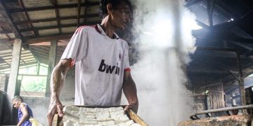 Salah satu produsen tahu di Tulungagung tetap produksi meski harga kedelai selangit. Foto: Bacaini/Setiawan