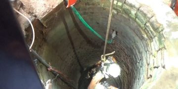 Proses evakuasi jasad korban dari dalam sumur. Foto: Bacaini/Aby