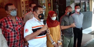 Reza bersama istrinya datang langsung ke Kota Malang penuhi panggilan penyidik kepolisian. Foto: Bacaini/A.Ulul