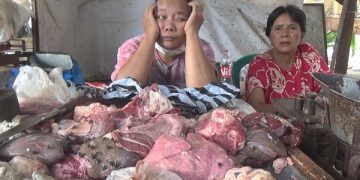 Salah satu pedagang daging sapi di Pasar Citra Niaga Jombang sepi pembeli. Foto: Bacaini/Syailendra