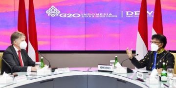 Menteri Komunikasi dan Informatika Johnny G. Plate menerima kunjungan kehormatan Duta Besar Inggris untuk Indonesia, ASEAN dan Timor Leste H.E. Owen Jenkins di Kantor Kementerian Kominfo, Jakarta Pusat, Jumat (25/02/2022)-(AYH/Berto)