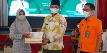Penyaluran BPNT secara tunai di Kabupaten Bangkalan. Foto: Bacaini/Rusdi