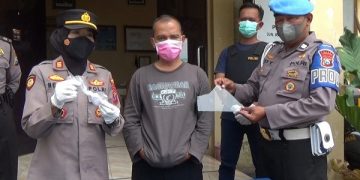 Pelaku bersama barang bukti yang diamankan polisi. Foto: Bacaini/Syailendra