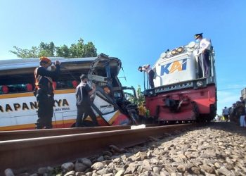 Kondisi bus dan kereta api setelah terlibat kecelakaan. Foto: Bacaini/Setiawan