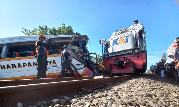 Bus Vs Kereta Api Di Tulungagung, 5 Orang Meninggal Dunia - Bacaini.id