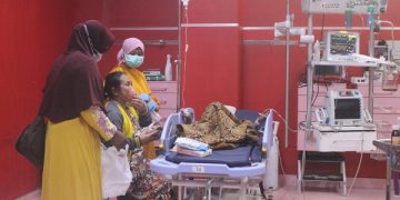 Salah satu korban kecelakaan KA vs Bus menjalani perawatan di RSUD dr Iskak Tulungagung. Foto: Bacaini/Setiawan