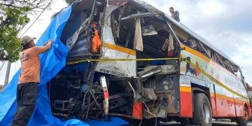 Kondisi bus harapan jaya pasca terlibat kecelakaan dengan KA Dhoho. Foto: Bacaini/Setiawan