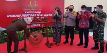 Kajari Kota Kediri, Novika membunyikan gong tanda peresmian rumah restorative justicekelurahan setonopande. Foto: Bacaini/Novira
