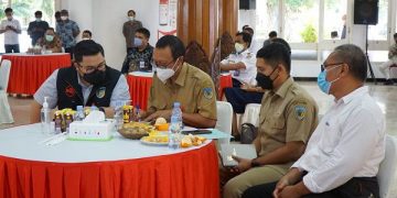 Bupati Kediri saat melakukan koordinasi terkait pembangunan jembatan. Foto:Ist