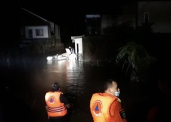 Seorang Ibu Hamil dan Balita di Malang Terjebak Banjir