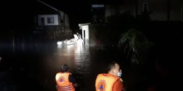 Petugas BPBD saat mengevakuasi warga terjebak banjir. Foto: Bacaini/A.Ulul