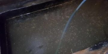 Air sumur salah satu warga yang tercemar, keruh dan bau. Foto:Ist