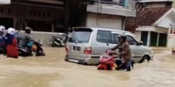 Banjir bandang akibat luapan air sungai Blega, Bangkalan. Foto: Bacaini/Rusdi