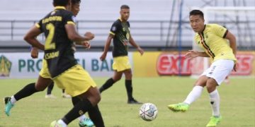 Pemain Persik Kediri, Arthur Irawan dicegat tiga pemain Barito Putera. Foto: Ist