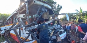 Kondisi bus setelah tertabrak KA Rapih Dhoho di perlintasan tanpa palang pintu Tulungagung. Foto: Bacaini/Setiawan