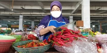 Salah satu penjual cabai di Pasar Setono Betek Kota Kediri. Foto: Bacaini/Novira