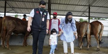 Mas Dhito bersama istri dan anaaknya saat monitoring kandang sapi komunal. Foto: Ist
