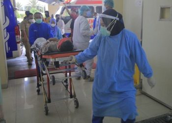 Prihatin Korban Pembacokan, Mas Bup Jemput dan Obati Warganya