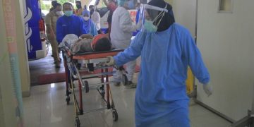 Evakuasi korban pembacokan ke RSUD SLG. Foto: Ist